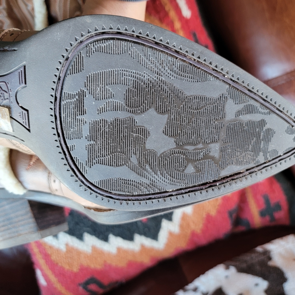 Ariat Shearling-Lined Brown Interior - Picture 4 of 9